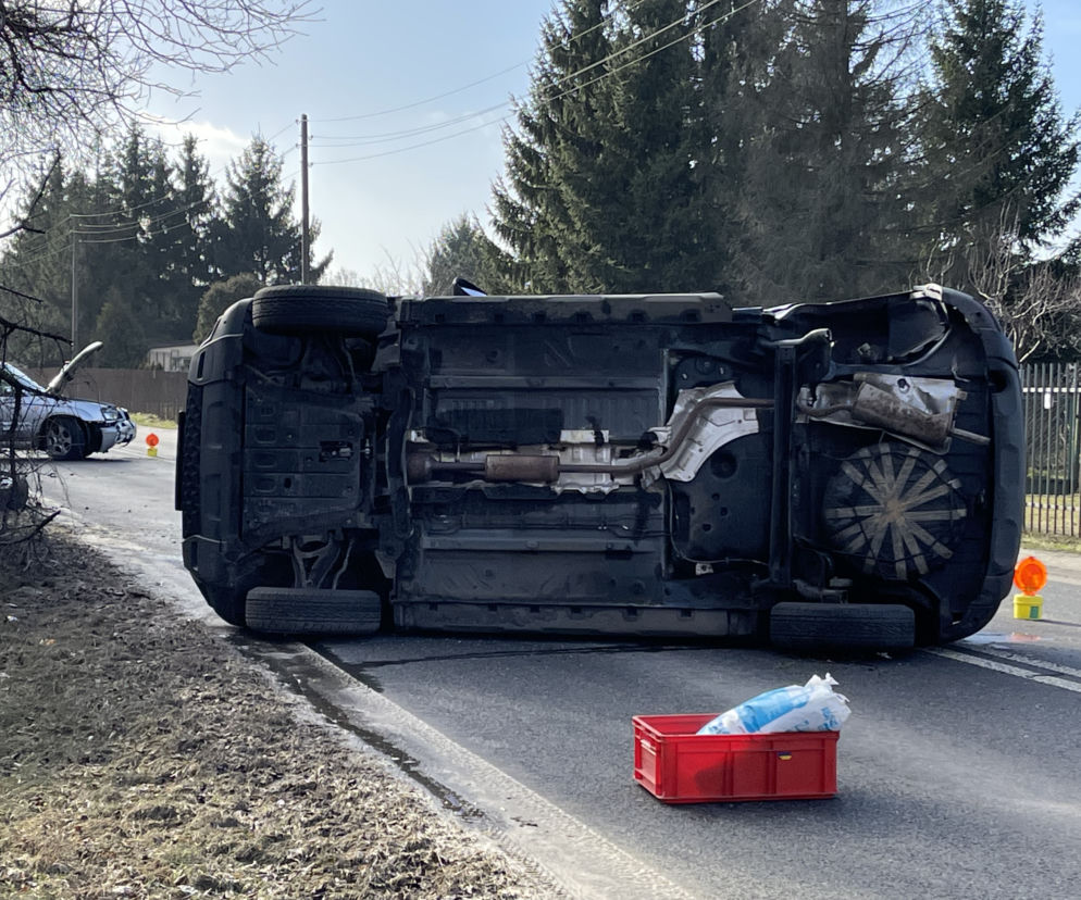 Dramatyczny wypadek na Targówku. Auto wylądowało na boku