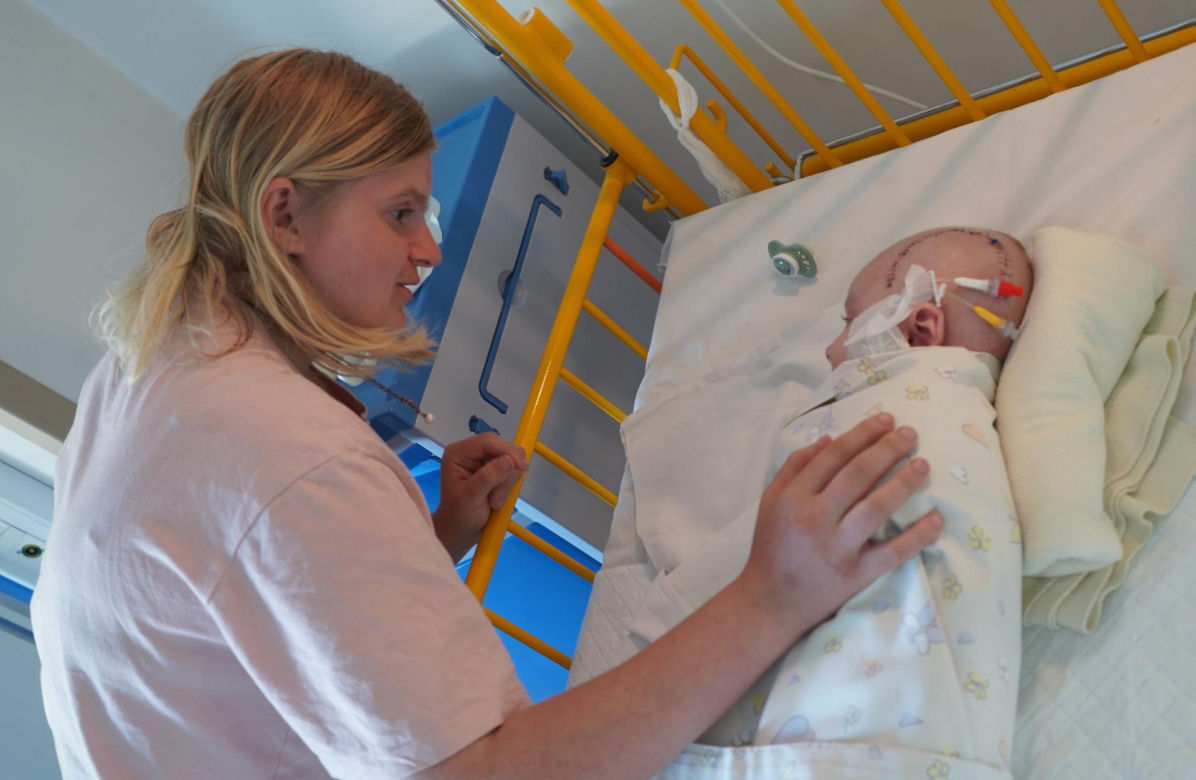 Lipsk. Ojciec rzucił 6-miesięcznym dzieckiem o podłogę. Matka: "powinien zgnić w więzieniu"