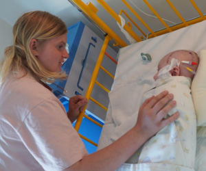 Lipsk. Ojciec rzucił 6-miesięcznym dzieckiem o podłogę. Matka: powinien zgnić w więzieniu
