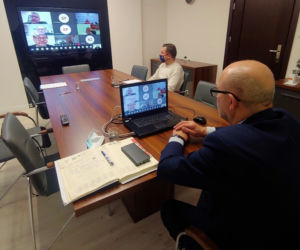  Szczepienia przeciw COVID-19 głównym tematem wideokonferencji starosty z wojewodą