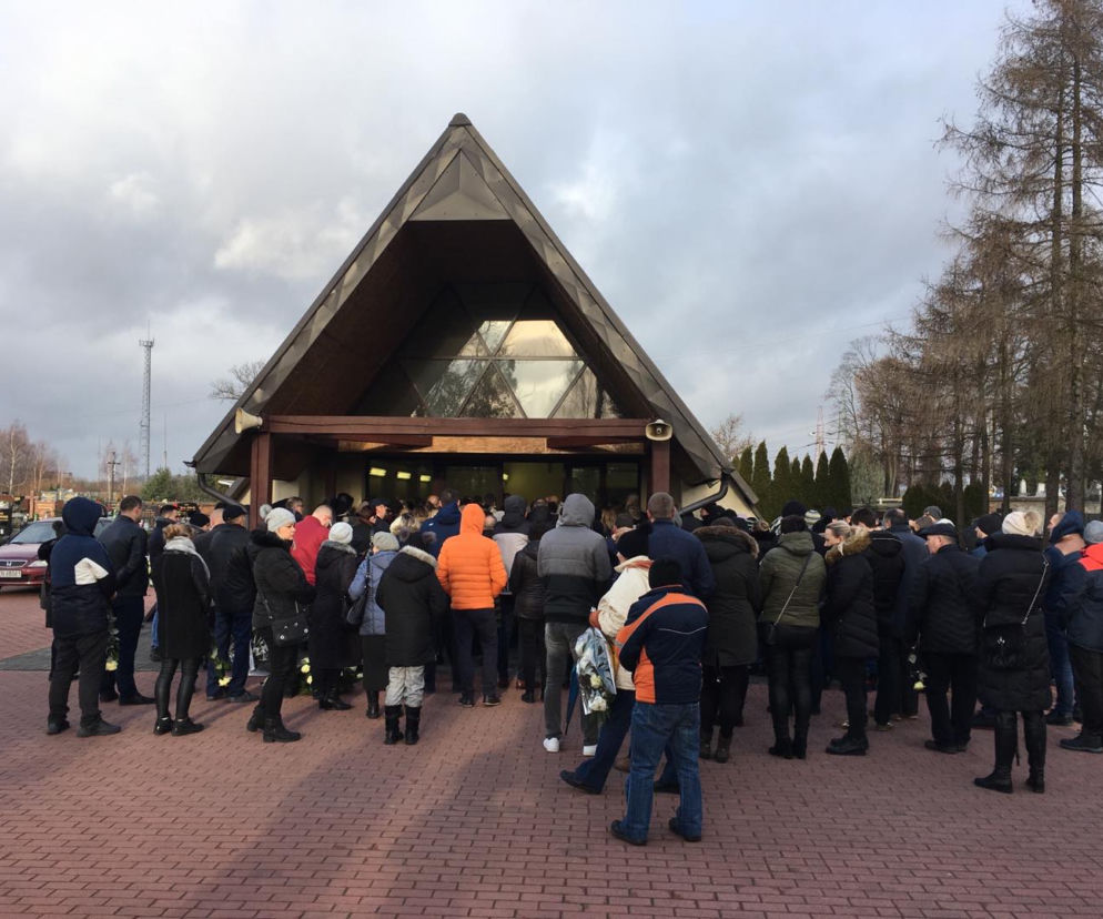 Turek. Pogrzeb 9-letniego Adasia, którego zabił brat. Całe miasto w żałobie [RELACJA Z UROCZYSTOŚCI]