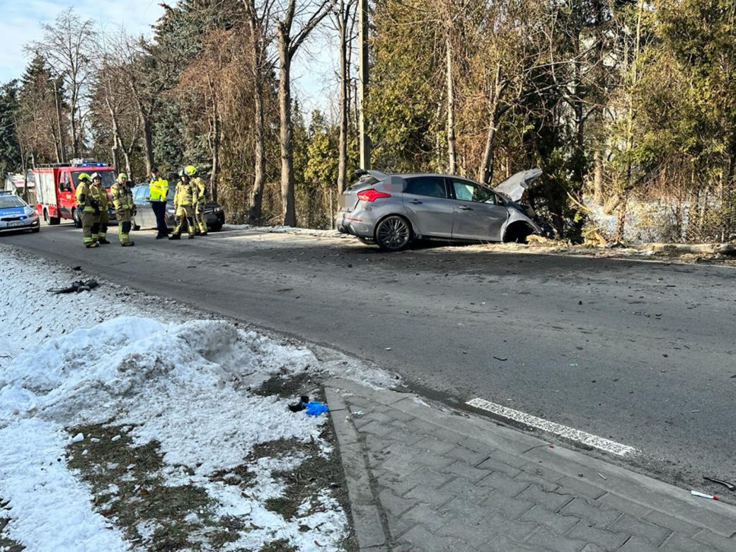Kierujący sportowym autem roztrzaskał się o eleganckiego jaguara. Sprawca wypadku trafił do szpitala