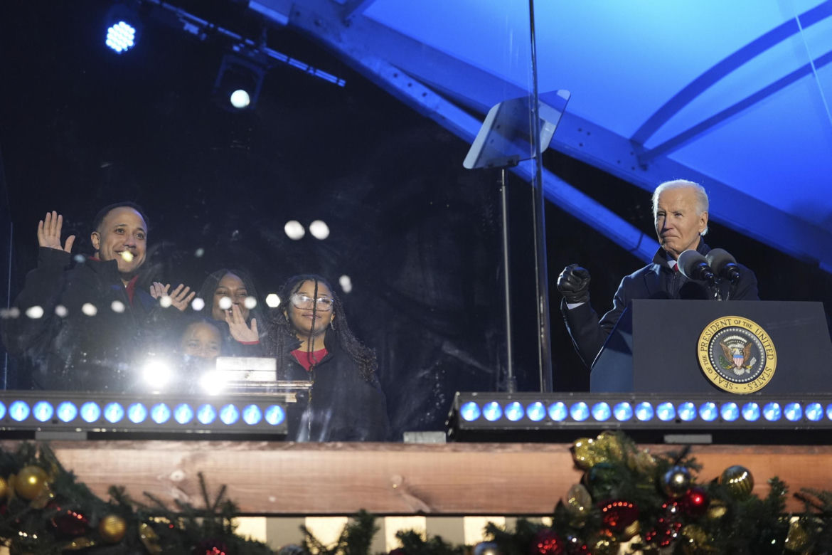 Biden ostatni raz zapala światła na choince przed Białym Domem