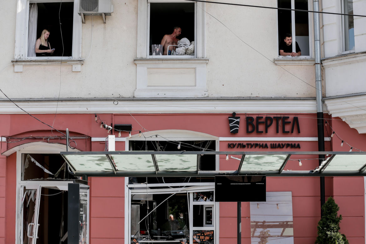 Brutalny atak na centrum ukraińskiego miasta. Pocisk spadł na teatr [ZDJĘCIA]