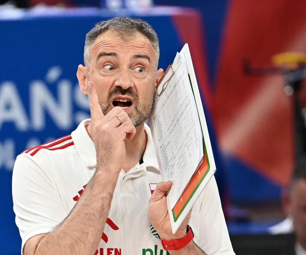 Trener Nikola Grbić z podkładką z notatkami gestykuluje podczas meczu. O ME siatkarzy przeczytasz na SE Supersport.