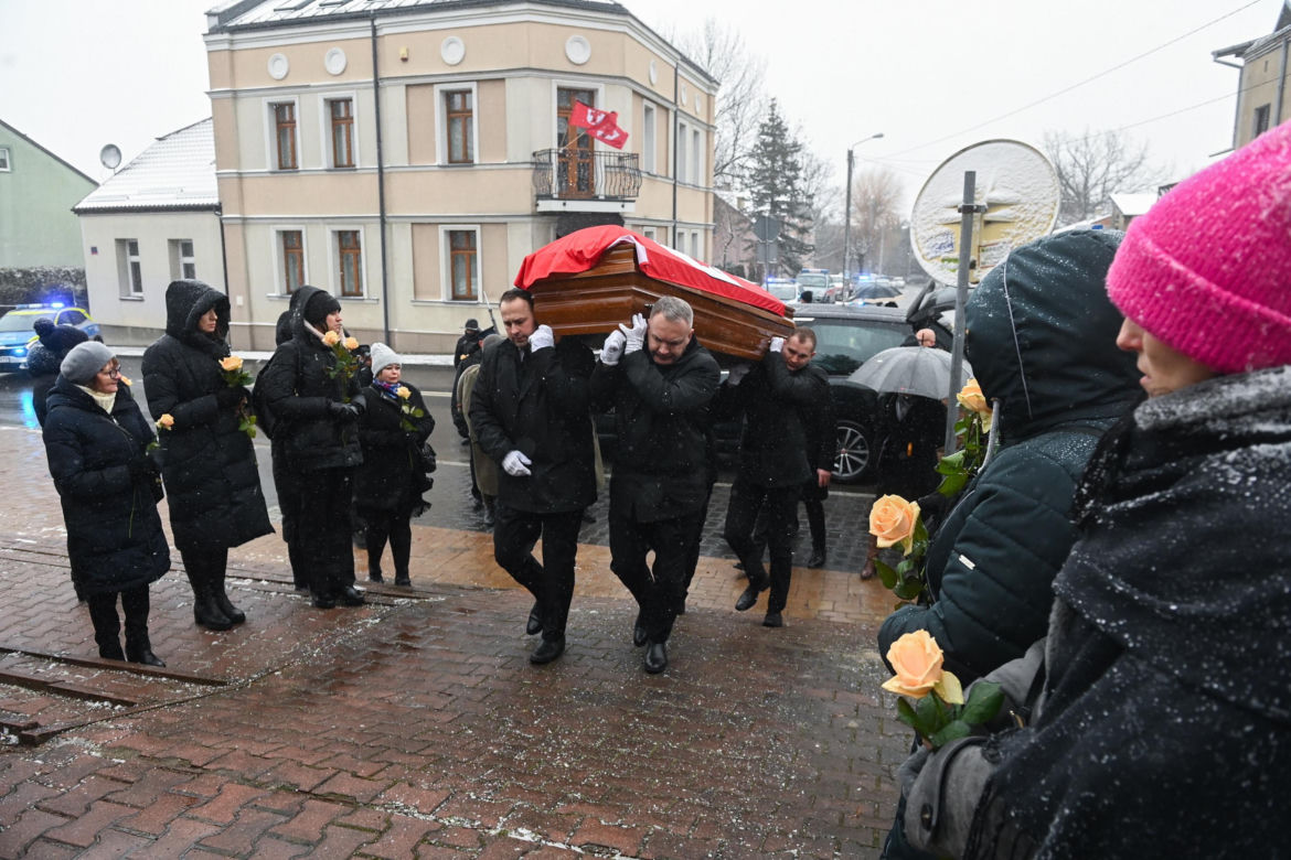 Mieszkańcy Mszczonowa żegnali swojego burmistrza. Trumnę z ciałem wystawili przed ratuszem