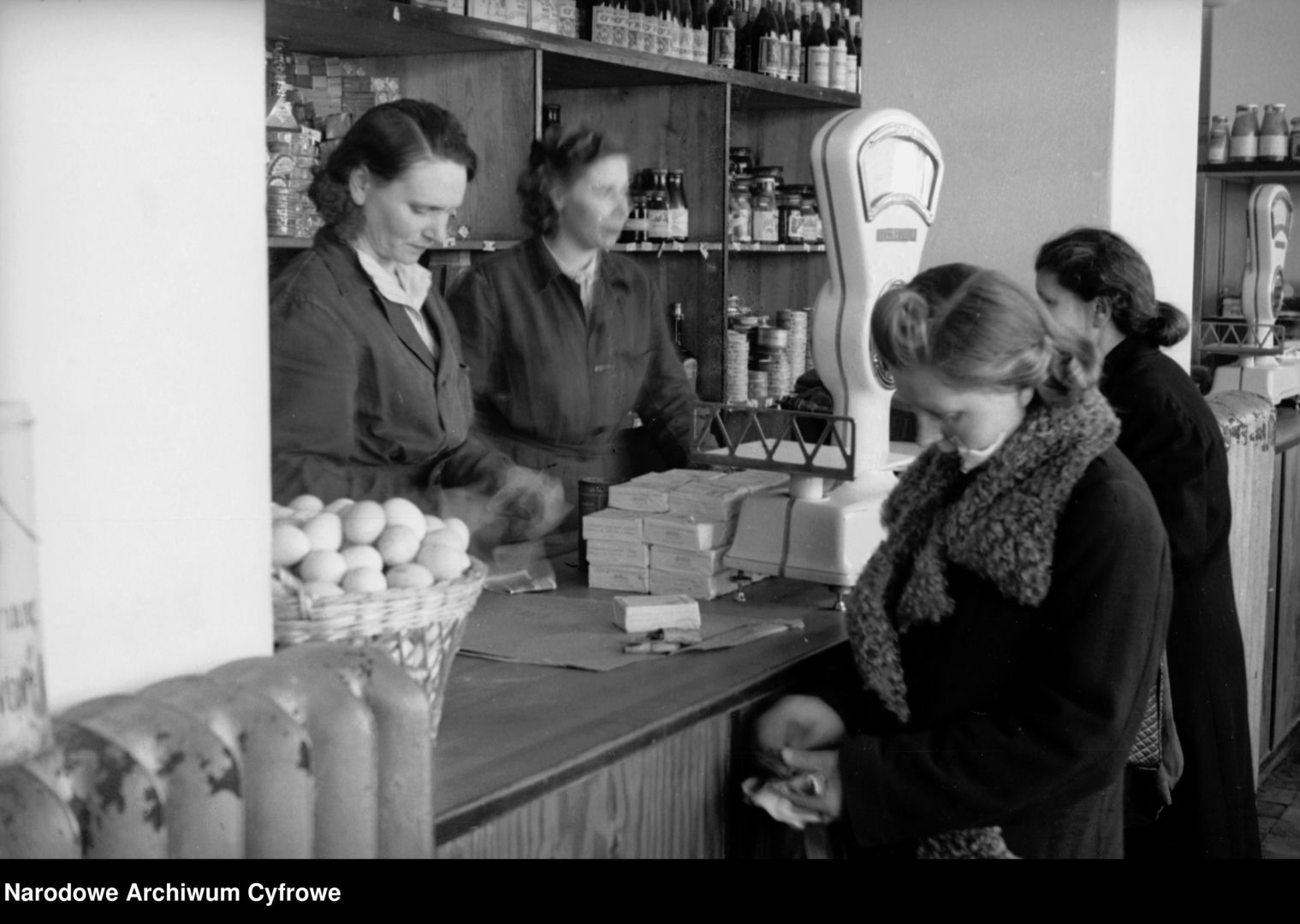 Sklep wielobranżowy Powszechny Dom Towarowy