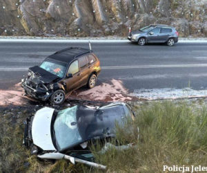 Potężne zderzenie trzech aut! 46-latka nie żyje, są ranni. Śmiertelny wypadek w Jeleniej Górze [ZDJĘCIA]