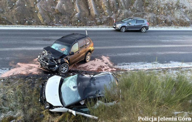 Potężne zderzenie trzech aut! 46-latka nie żyje, są ranni. Śmiertelny wypadek w Jeleniej Górze [ZDJĘCIA]