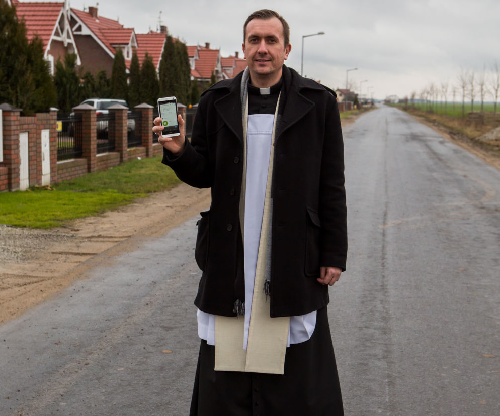 wierni śledzą księdza przez satelitę.