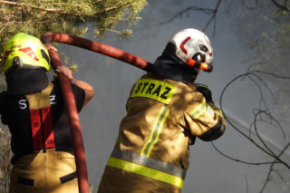 Strażacy walczą z potężnym pożarem na Mazowszu