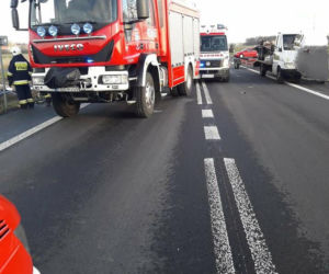 Tir w POLU, bus ZŁAMANY na pół. Wypadek na dk 74, cudem bez poważnych obrażeń! 