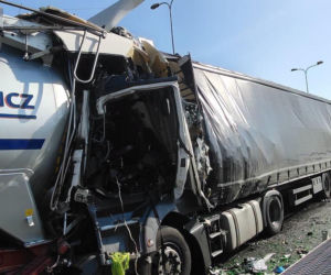 Tragiczna kraksa ciężarówek na autostradzie A4! Nie żyje kierowca