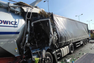Tragiczna kraksa ciężarówek na autostradzie A4! Nie żyje kierowca