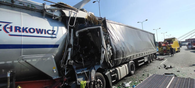 Tragiczna kraksa ciężarówek na autostradzie A4! Nie żyje kierowca