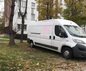 Akt wandalizmu w Sosnowcu. Na zaparkowanych samochodach pojawił się symbol pioruna i napis j...ać PiS. Prezydent mówi o prowokacji [ZDJĘCIA]