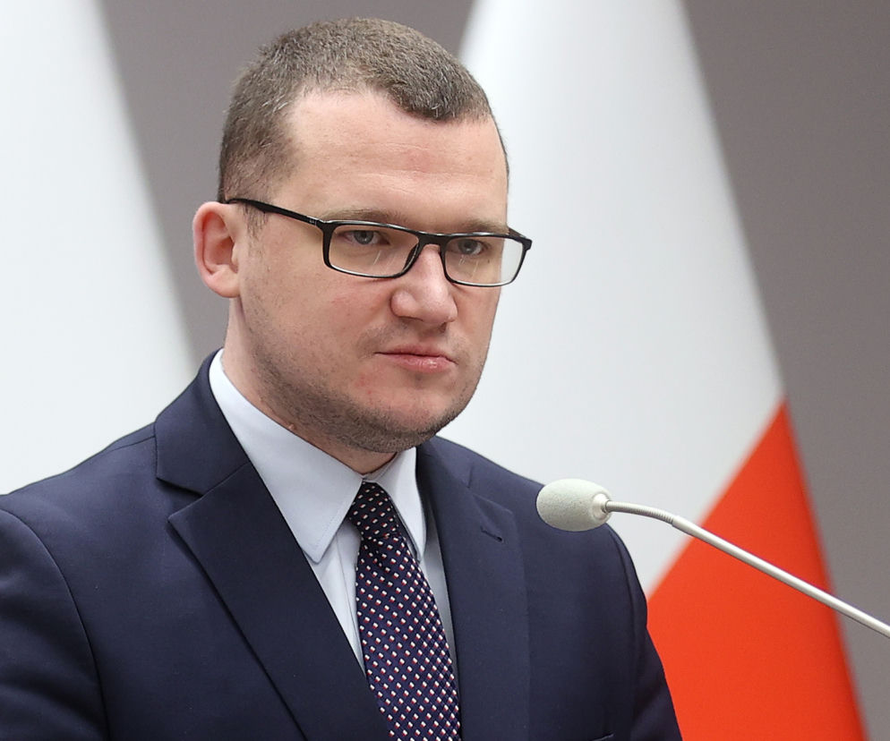 Paweł Szefernaker w garniturze przy mikrofonie. O jego apelu do rodziców po atakach w szkołach przeczytasz na Eska.