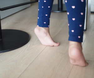 Dziecko chodzi na palcach. Kiedy to uroczy nawyk a kiedy sygnał problemu?