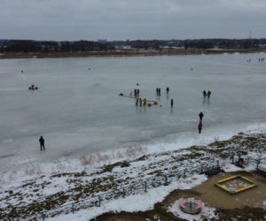W akcji wykonywania przerębli pomagali druhowie OSP