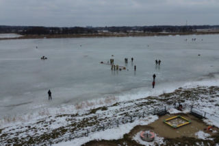 W akcji wykonywania przerębli pomagali druhowie OSP