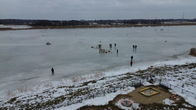 W akcji wykonywania przerębli pomagali druhowie OSP