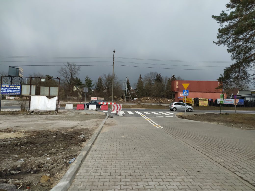 Energetyczny słup na środku wjazdu do sklepu. "Ludzie robią sobie przy nim zdjęcia"