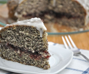 Babka makowa z mleczną polewą – błyskawiczne i efektowne ciasto na każdą okazję!