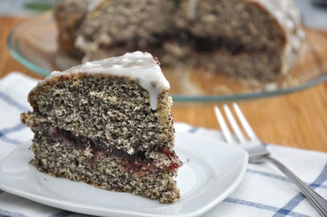 Babka makowa z mleczną polewą – błyskawiczne i efektowne ciasto na każdą okazję!