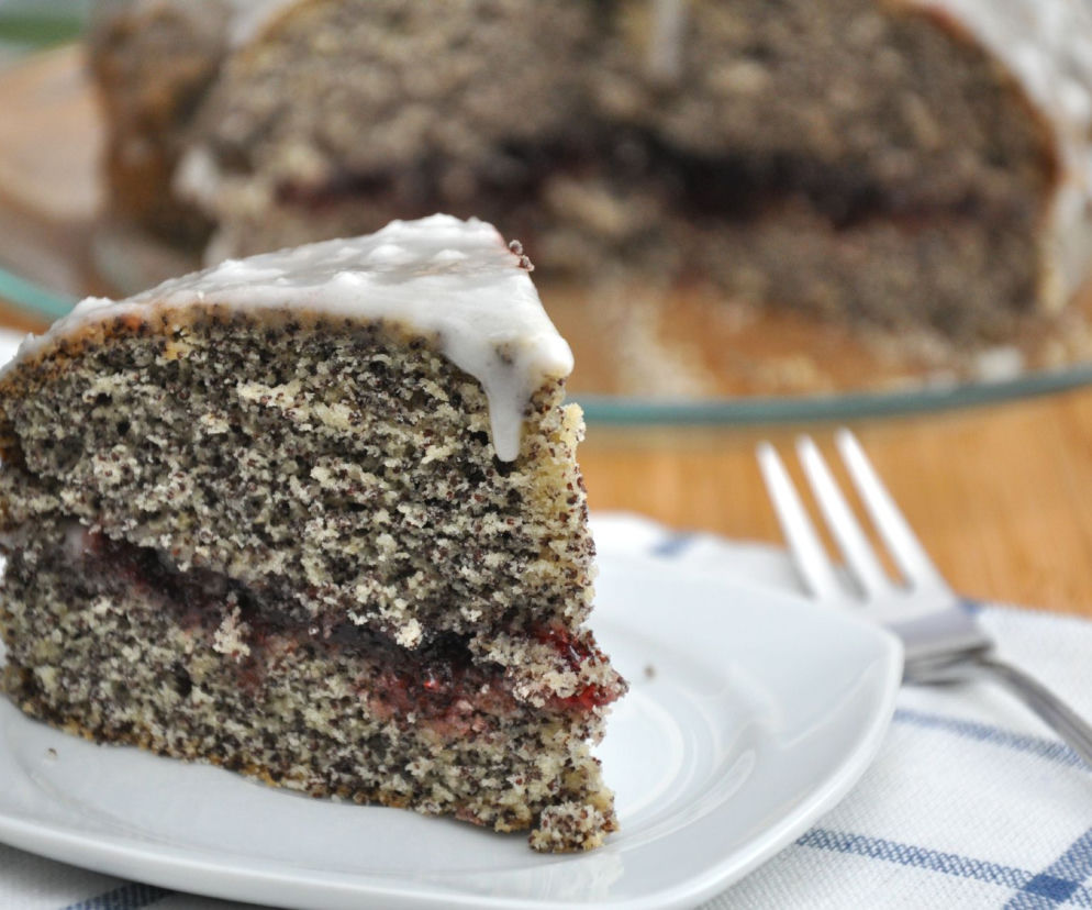 Babka makowa z mleczną polewą – błyskawiczne i efektowne ciasto na każdą okazję!