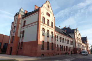Nowy ciąg pieszo-rowerowy i zieleń w nietypowym miejscu. Takie zmiany czekają ulicę Dąbrowskiego w Lesznie [ZDJĘCIA]