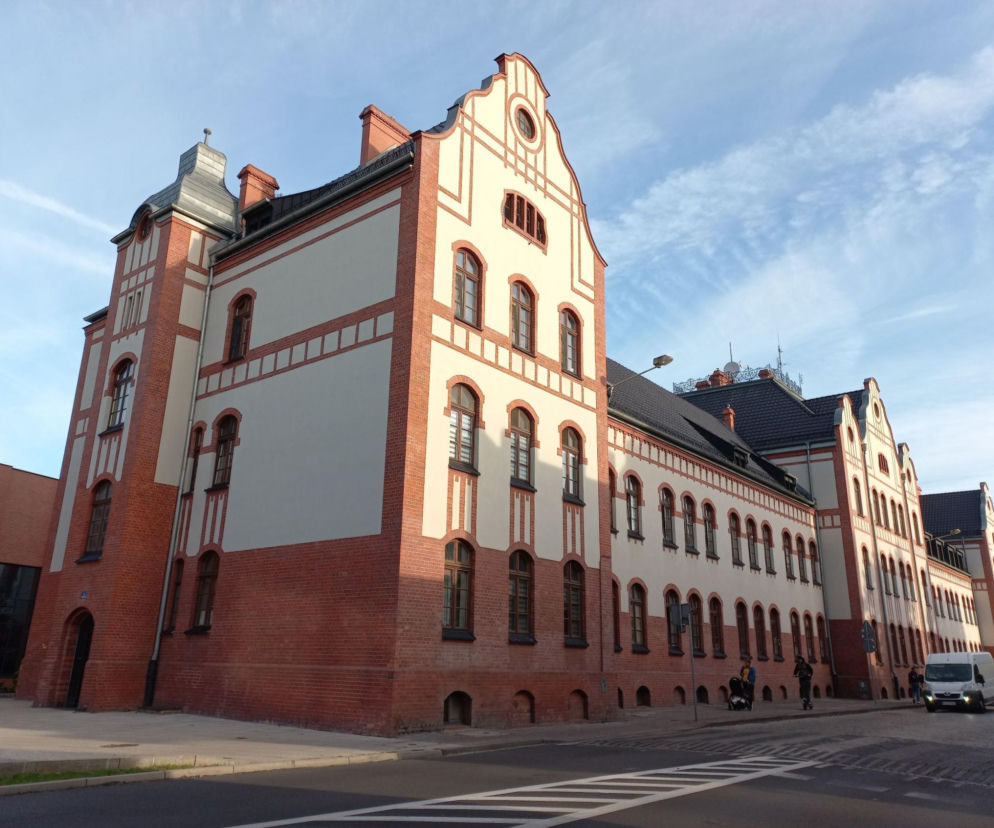Zabytkowy budynek koszarowca w Lesznie, przy którym powstaną nowe rabaty. O planach zmian przeczytasz na Eska Leszno.
