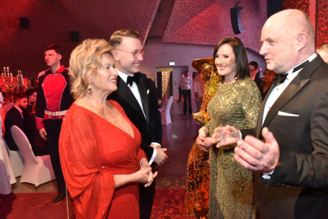 XIV Marszałkowski Bal Dobroczynny w CKK Jordanki. Zdjęcia ze środka. Efektowne kreacje VIP-ów