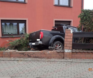 Nissan Navara w ogrodzeniu. Za kierownicą pijany 35-latek