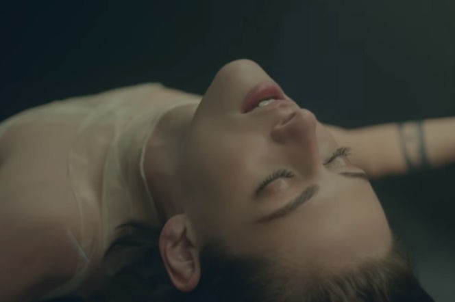 Kristen Stewart prowokuje w reklamie. Wije się do piosenki Beyonce