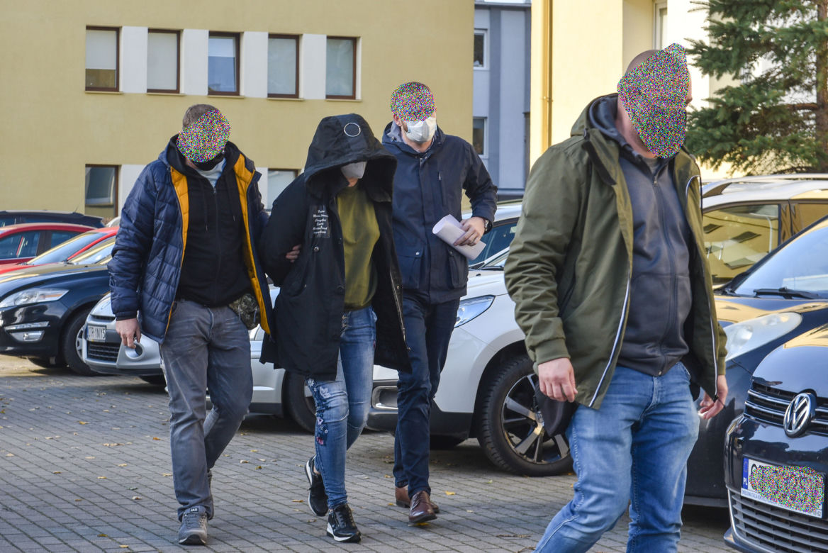 Policja doprowadziła 38-latkę, która wiozła 40 nielegalnych imigrantów z Iraku
