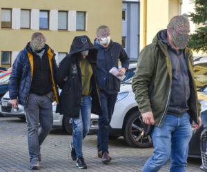 Policja doprowadziła 38-latkę, która wiozła 40 nielegalnych imigrantów z Iraku