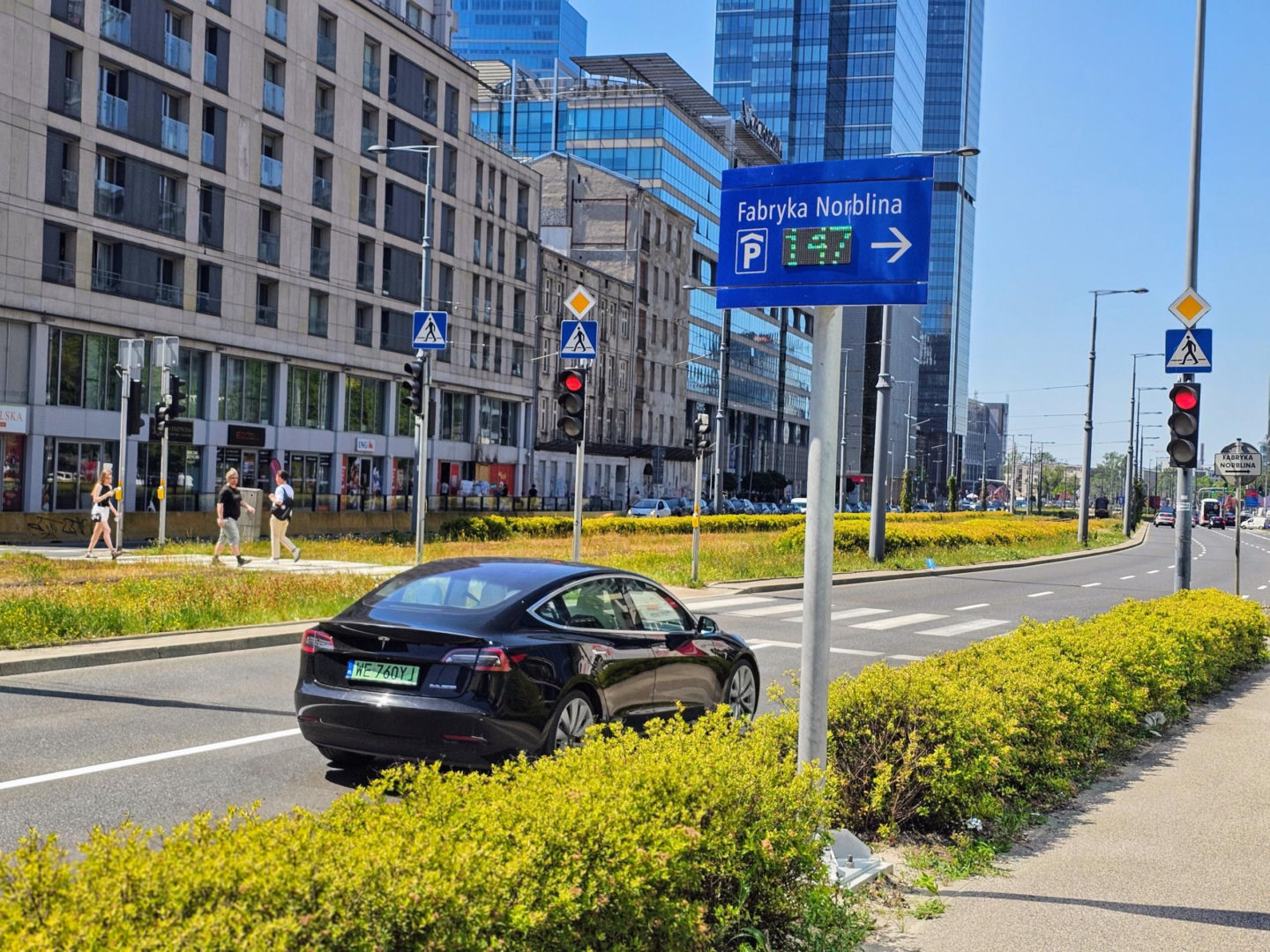 Tablica informująca o zapełnieniu parkingu podziemnego przy Fabryce Norblina w Warszawie