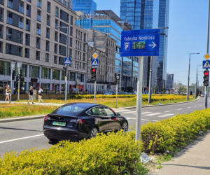 Tablica informująca o zapełnieniu parkingu podziemnego przy Fabryce Norblina w Warszawie