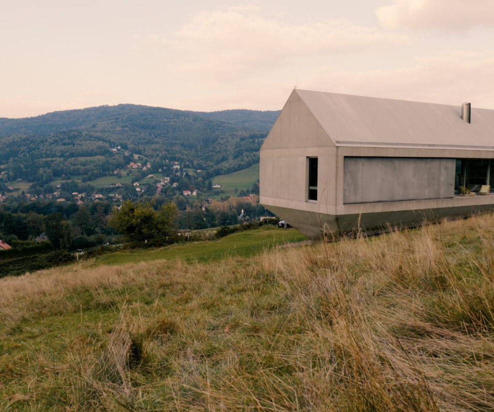 Betonowy dom Arka na górskim zboczu w Beskidach. O architektonicznej ikonie Roberta Koniecznego przeczytasz na SE.