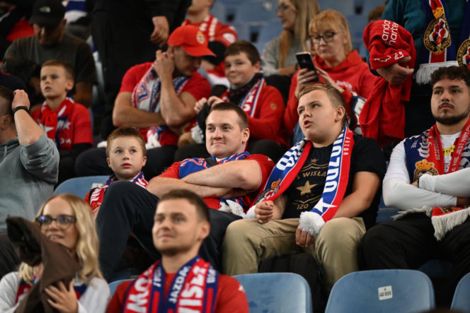 Tak kibice Wisły Kraków bawili się na trybunach. Znajdź się na zdjęciach