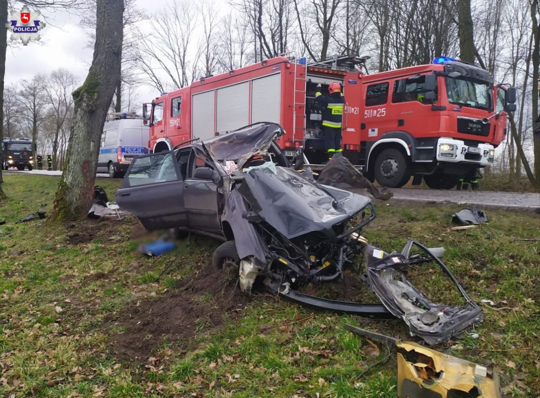 Z Volvo została sterta pogiętej blachy. Kierowca zmarł w szpitalu