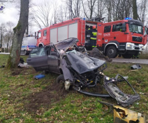 Z Volvo została sterta pogiętej blachy. Kierowca zmarł w szpitalu