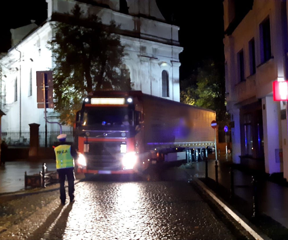 Ciężarówka ZABLOKOWAŁA centrum Wolsztyna. Wszystkiemu winna NAWIGACJA