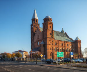 To jedno z najpiękniejszych miast w woj. łódzkim. Zachwyca rynkiem, którego ozdobą jest zabytkowy kościół