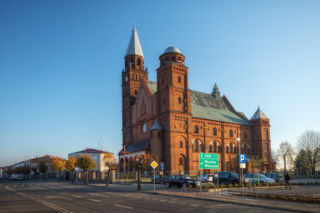 To jedno z najpiękniejszych miast w woj. łódzkim. Zachwyca rynkiem, którego ozdobą jest zabytkowy kościół