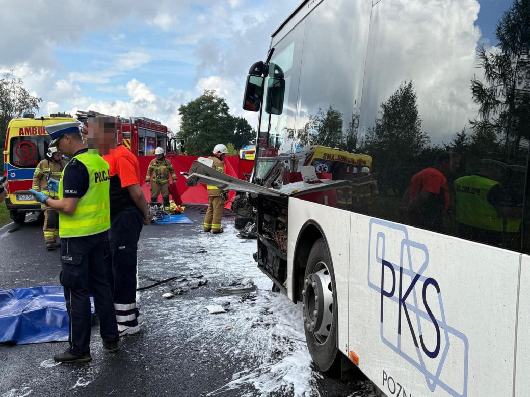 Wielkopolskie/ Trzy osoby zginęły w zderzeniu samochodu osobowego z autobusem