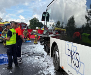 Potężne uderzenie BMW w autobus w Białej Wsi! Nie żyją trzy młode osoby