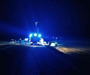 Kobieta jechała toyotą pod prąd. Zderzyła się czołowo z mercedesem