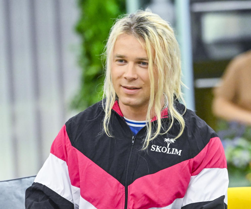 Konrad Skolimowski w sportowej kurtce i blond włosach. O metamorfozie Króla Latino przeczytasz na Eska.