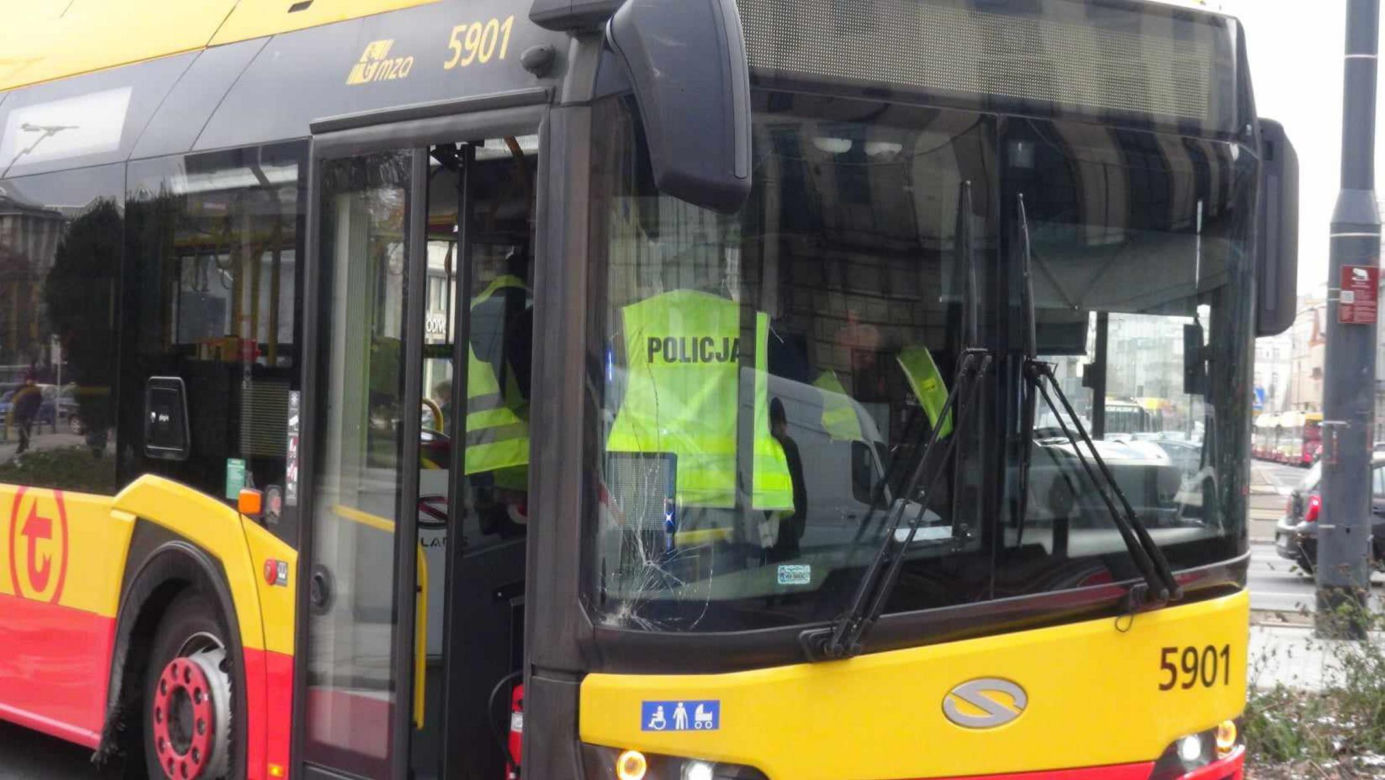 Koszmarny wypadek przy palmie. Autobus przejechał pieszą, a ulicą polała się krew